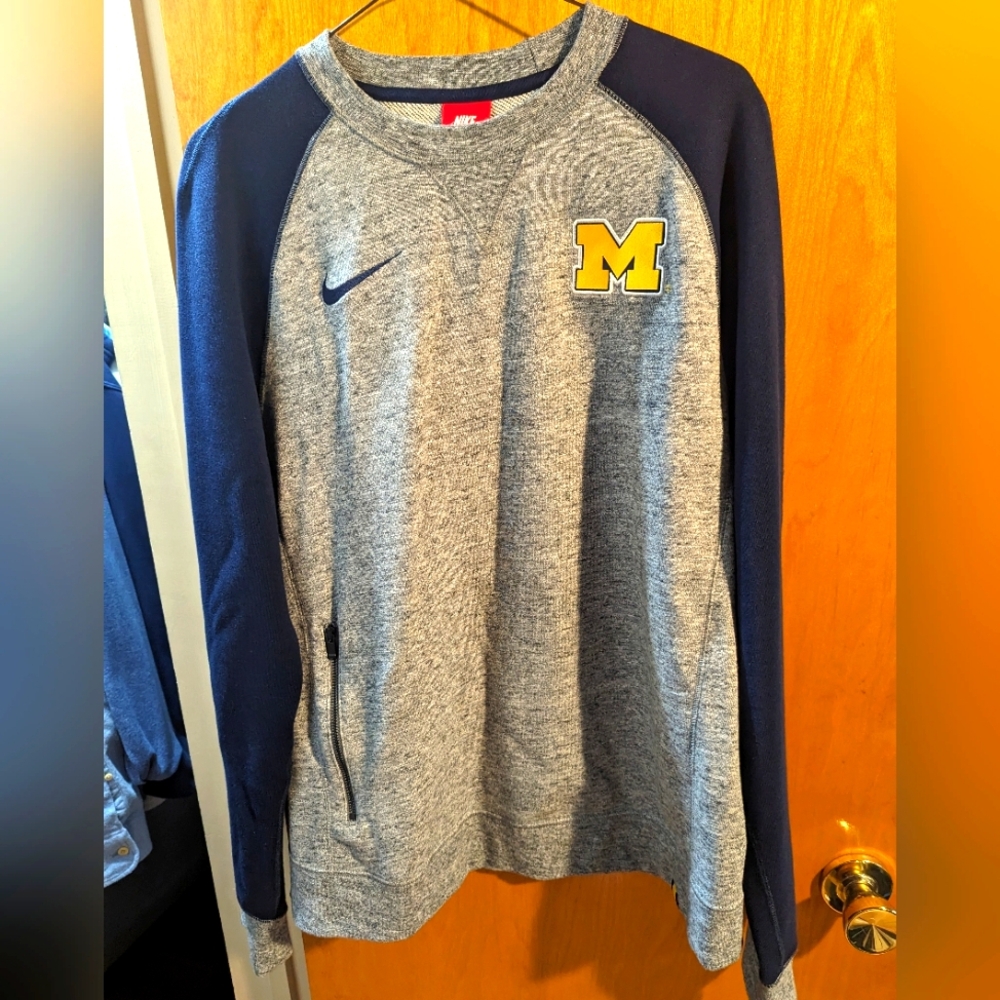 NWOT Men's Michigan Nike sweatshirt